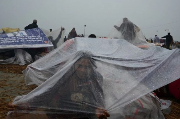 Binlerce Hindu Kovid-19'a rağmen Ganj Nehri'ne girdi