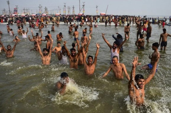 Binlerce Hindu Kovid-19'a rağmen Ganj Nehri'ne girdi