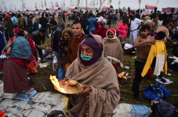 Binlerce Hindu Kovid-19'a rağmen Ganj Nehri'ne girdi