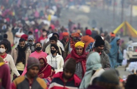 Binlerce Hindu Kovid-19'a rağmen Ganj Nehri'ne girdi