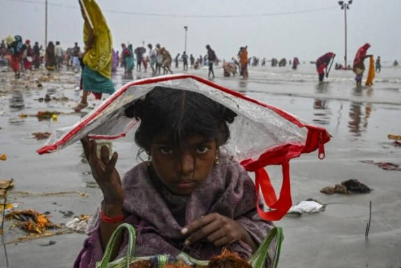 Binlerce Hindu Kovid-19'a rağmen Ganj Nehri'ne girdi