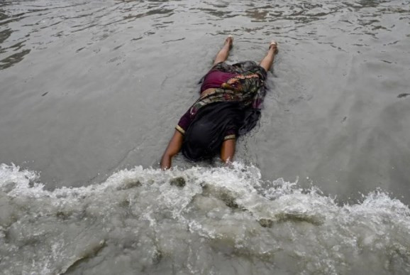 Binlerce Hindu Kovid-19'a rağmen Ganj Nehri'ne girdi