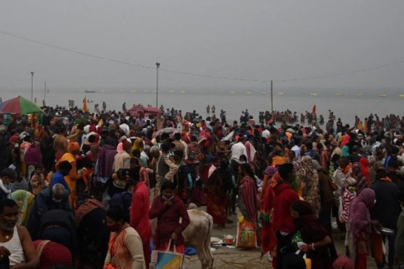 Binlerce Hindu Kovid-19'a rağmen Ganj Nehri'ne girdi