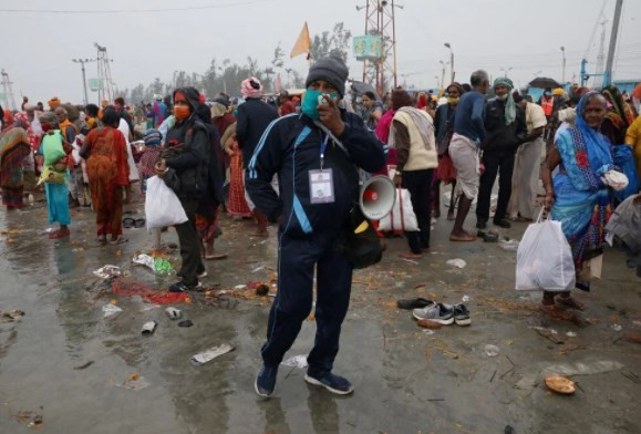 Binlerce Hindu Kovid-19'a rağmen Ganj Nehri'ne girdi