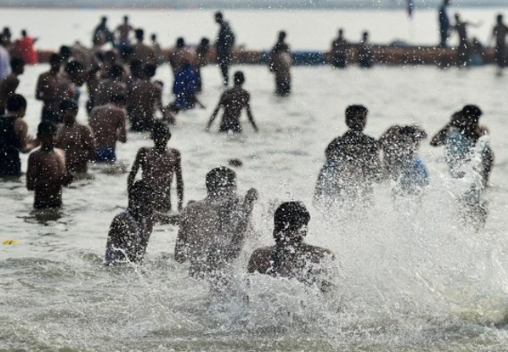 Binlerce Hindu Kovid-19'a rağmen Ganj Nehri'ne girdi