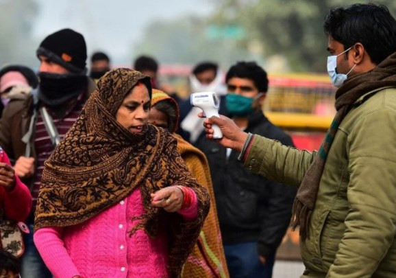 Binlerce Hindu Kovid-19'a rağmen Ganj Nehri'ne girdi