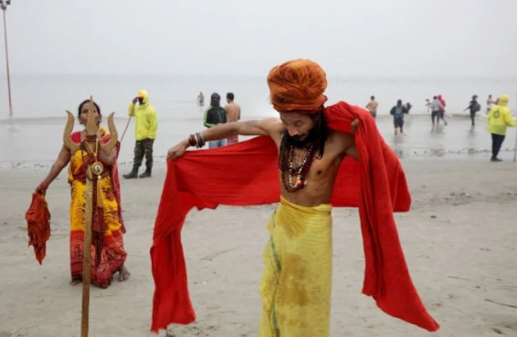 Binlerce Hindu Kovid-19'a rağmen Ganj Nehri'ne girdi