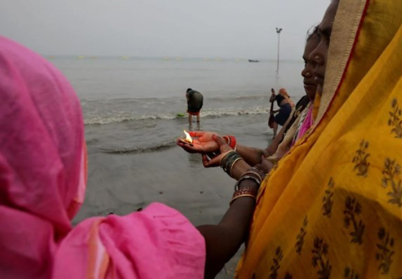 Binlerce Hindu Kovid-19'a rağmen Ganj Nehri'ne girdi