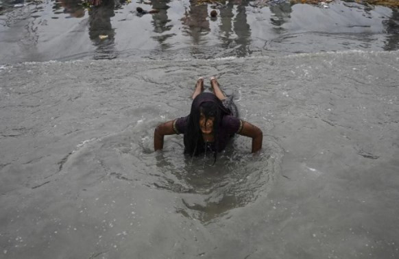 Binlerce Hindu Kovid-19'a rağmen Ganj Nehri'ne girdi