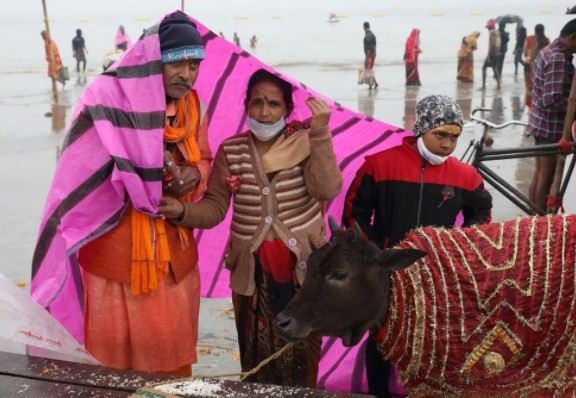 Binlerce Hindu Kovid-19'a rağmen Ganj Nehri'ne girdi