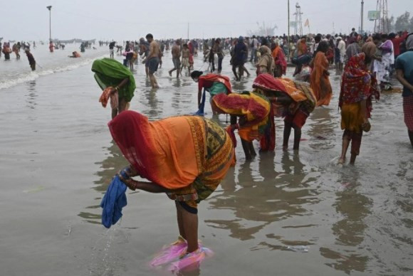 Binlerce Hindu Kovid-19'a rağmen Ganj Nehri'ne girdi