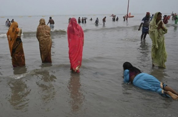 Binlerce Hindu Kovid-19'a rağmen Ganj Nehri'ne girdi