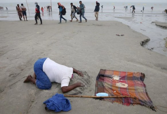 Binlerce Hindu Kovid-19'a rağmen Ganj Nehri'ne girdi