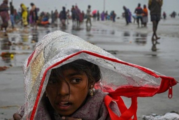 Binlerce Hindu Kovid-19'a rağmen Ganj Nehri'ne girdi