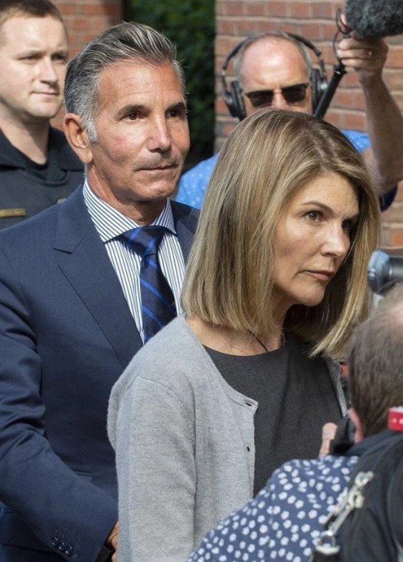 Lori Loughlin'in evine giren hırsızlar 1 milyon dolarlık mücevherlerini çaldı