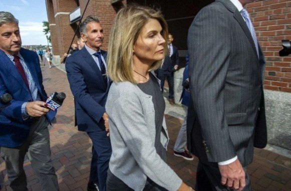 Lori Loughlin'in evine giren hırsızlar 1 milyon dolarlık mücevherlerini çaldı