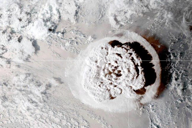 Tonga'ya yardımda kül engeli: Adanın rengi griye döndü