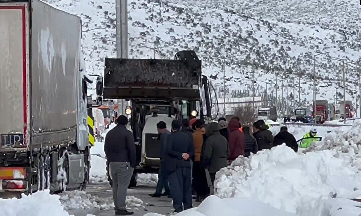 Kardan kapanan Tarsus-Adana-Gaziantep yolunda araç kuyruğu dronla görüntülendi