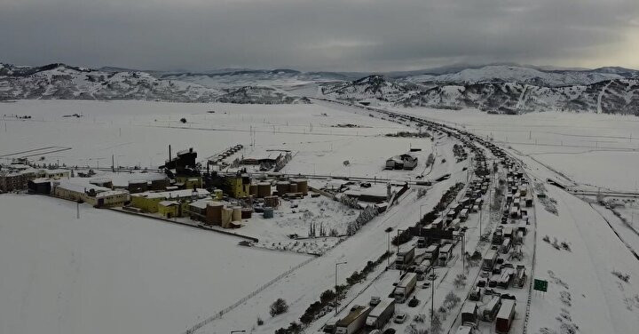 Kardan kapanan Tarsus-Adana-Gaziantep yolunda araç kuyruğu dronla görüntülendi