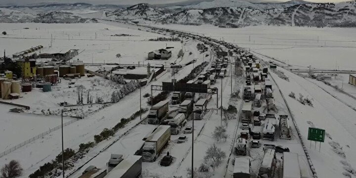 Kardan kapanan Tarsus-Adana-Gaziantep yolunda araç kuyruğu dronla görüntülendi