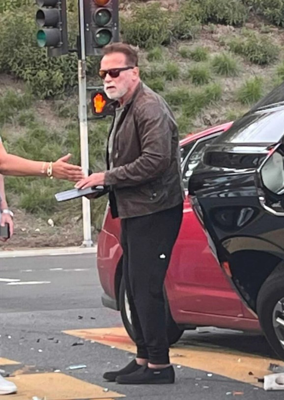 Arnold Schwarzenegger trafik kazası geçirdi