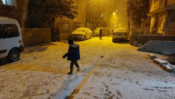 İstanbul'da İzlanda kışı: Kar yağışı etkili oluyor