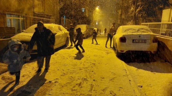 İstanbul'da İzlanda kışı: Kar yağışı etkili oluyor