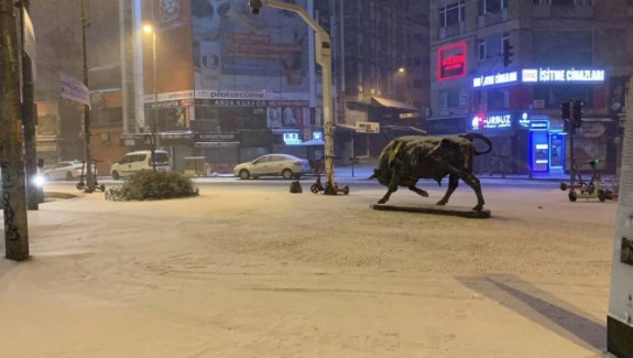 İstanbul'da İzlanda kışı: Kar yağışı etkili oluyor