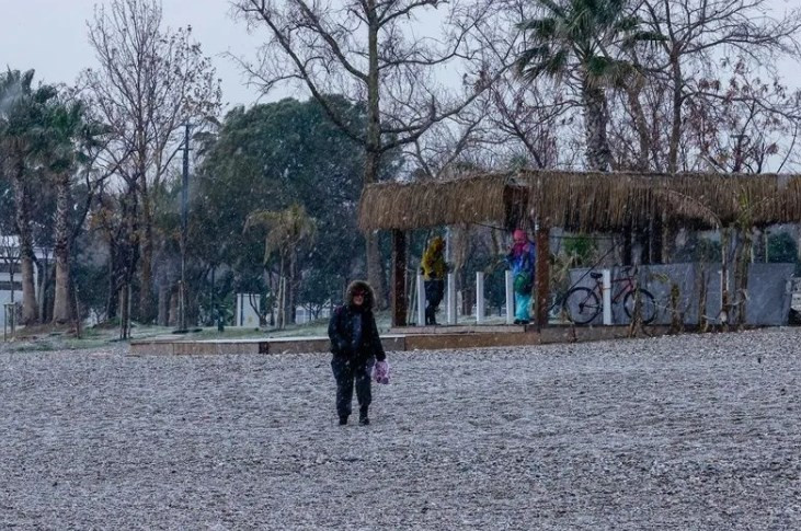 Meke Gölü'ne kamyonlarla kar taşınıyor