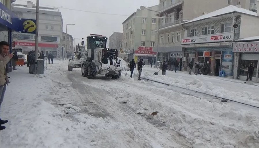 Meke Gölü'ne kamyonlarla kar taşınıyor