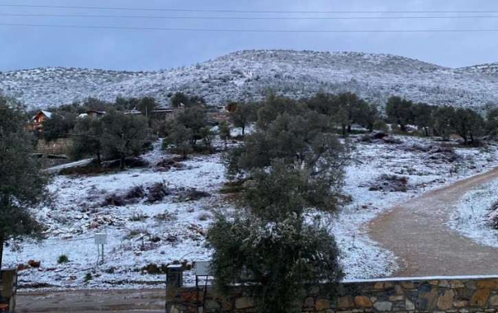 Meke Gölü'ne kamyonlarla kar taşınıyor