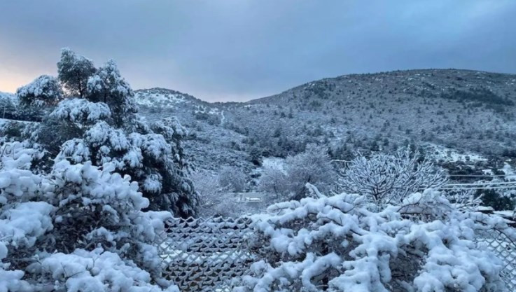 Meke Gölü'ne kamyonlarla kar taşınıyor