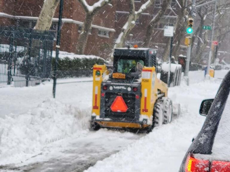 New York’ta şiddetli kar yağışı için çözüm: Kar küreme işçileri