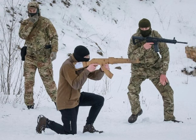 Ukrayna'da savaş hazırlığı: ABD'liler askerleri, askerler sivilleri eğitti