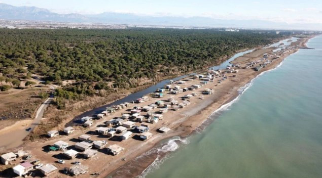 Caretta caretta kumsalı, kaçak barakayla doldu