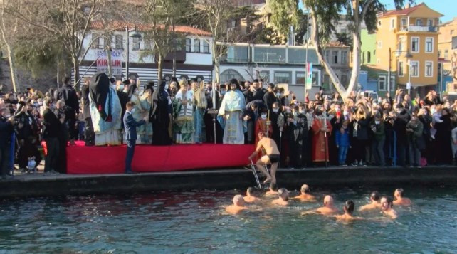 Haliç'te haç çıkarma töreni düzenlendi