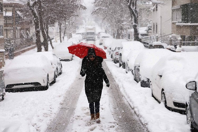 Kar yağışı için tarih verip uyardı: Bu sene La Nina'lı bir yıl olacak!