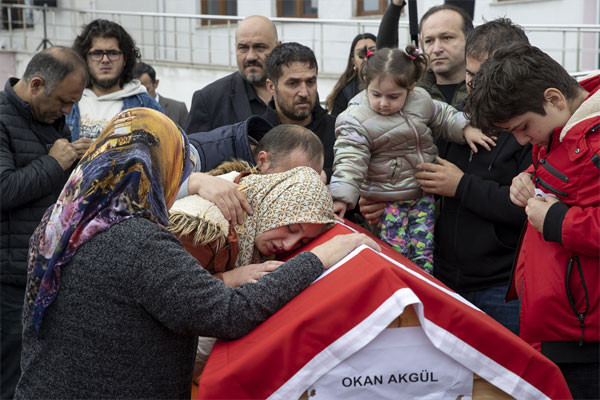 Cenazelerden yürek yakan kareler! Bak bu benim babam