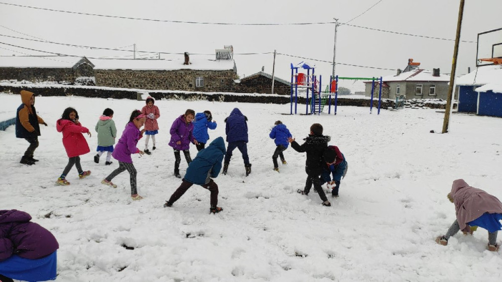 Kars'ta karın tadını çocuklar çıkardı