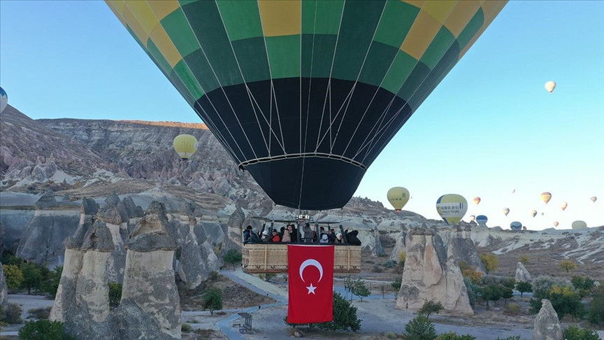  Balonlar Türk bayrakları ve Atatürk posterleriyle uçtu