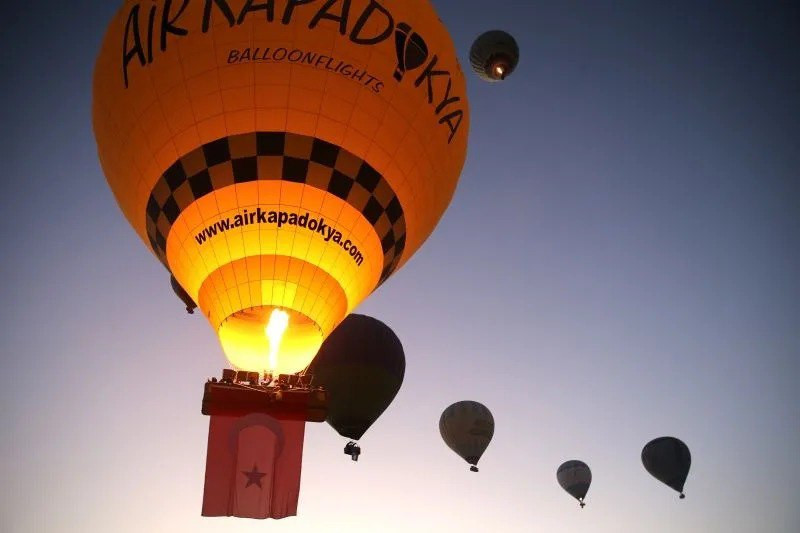  Balonlar Türk bayrakları ve Atatürk posterleriyle uçtu