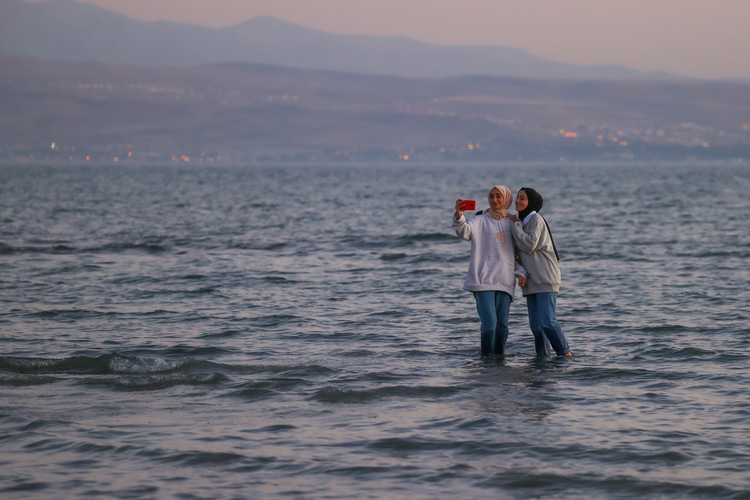 Van Gölü'nde kritik seviye! Göl içinde bisiklet turu düzenlendi