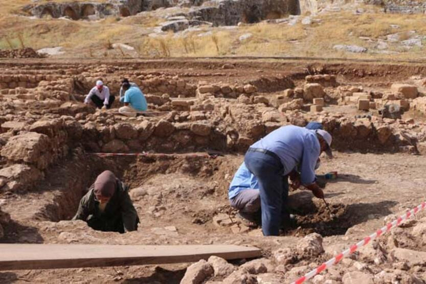 Perre Antik Kenti'nde 1800 yıllık askeri madalya bulundu!