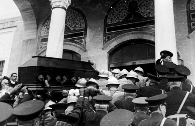 Ulu Önder Atatürk'ün son yolculuğunun tarihi fotoğrafları