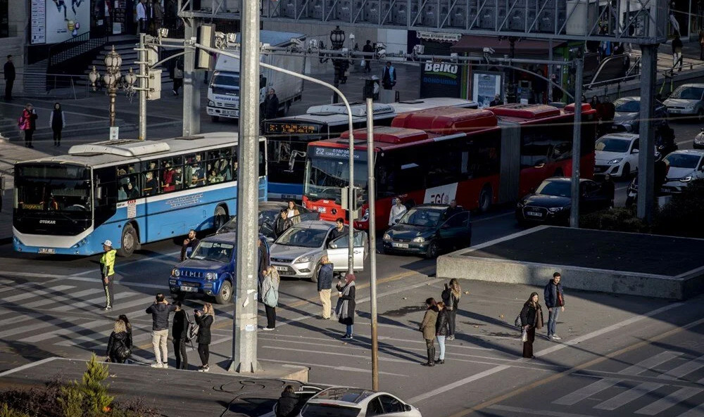 Ata'ya saygı: Saat 9'u 5 geçe hayat 1 dakika durdu!