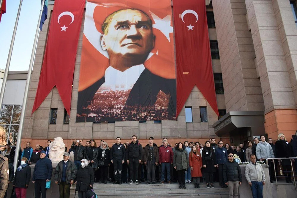 Ata'ya saygı: Saat 9'u 5 geçe hayat 1 dakika durdu!