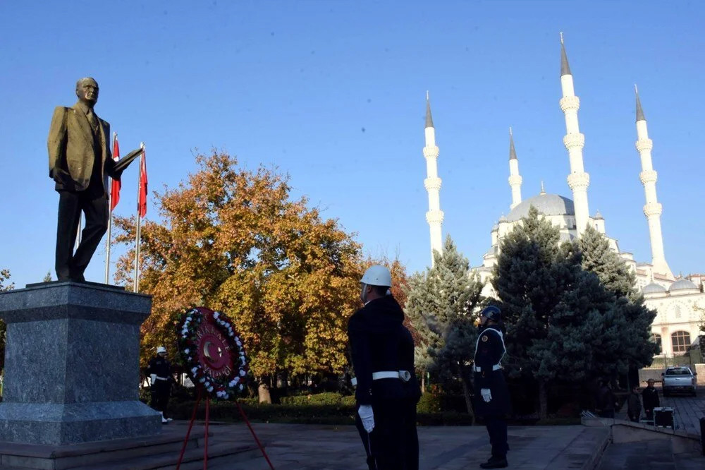 Ata'ya saygı: Saat 9'u 5 geçe hayat 1 dakika durdu!