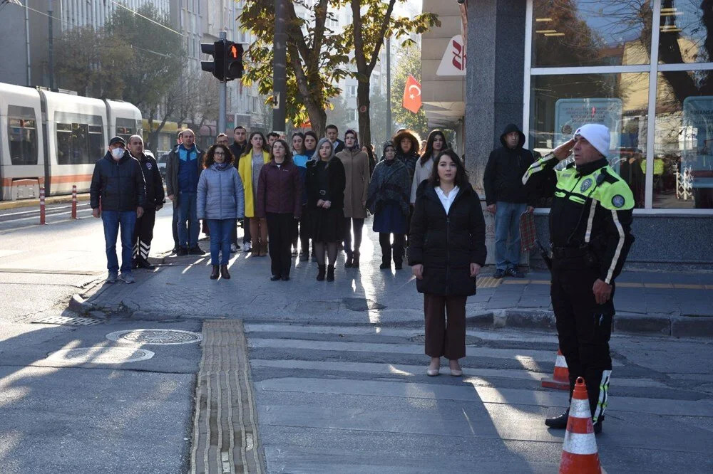 Ata'ya saygı: Saat 9'u 5 geçe hayat 1 dakika durdu!