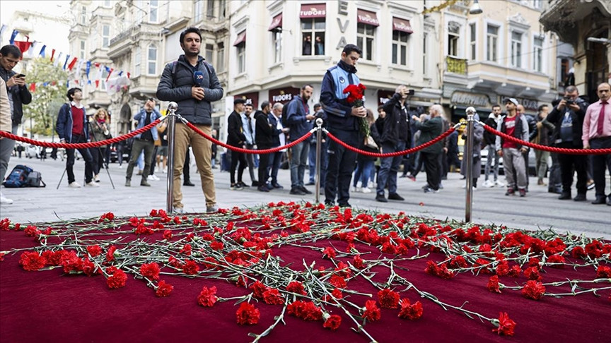 Beyoğlu'nda patlamanın yaşandığı yere karanfiller bırakıldı