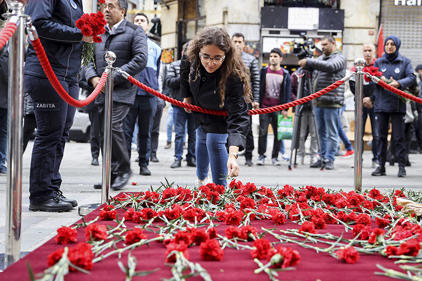 Beyoğlu'nda patlamanın yaşandığı yere karanfiller bırakıldı